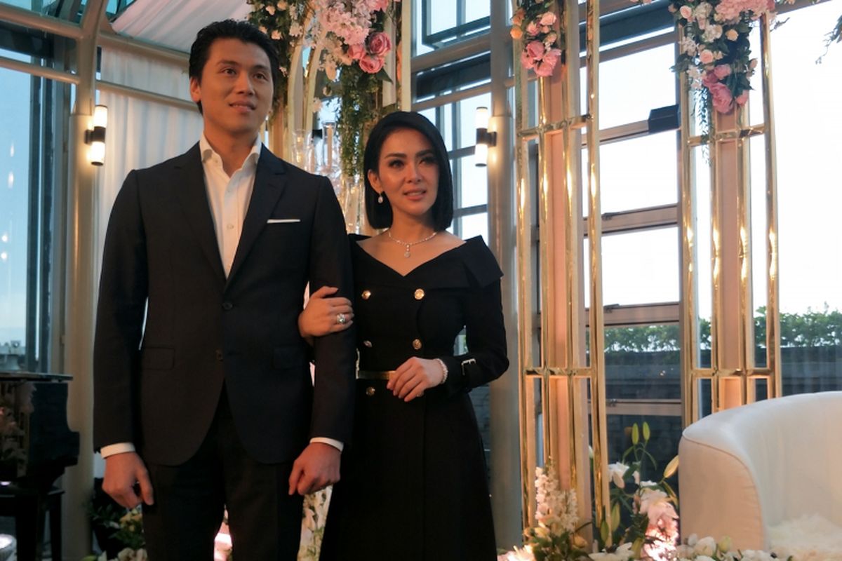 Penyanyi Syahrini bersama suaminya, pengusaha Reino Barack dalam jumpa pers di Penthouse Grand Hyatt Hotel, Tanah Abang, Jakarta Pusat, Minggu (10/3/2019).