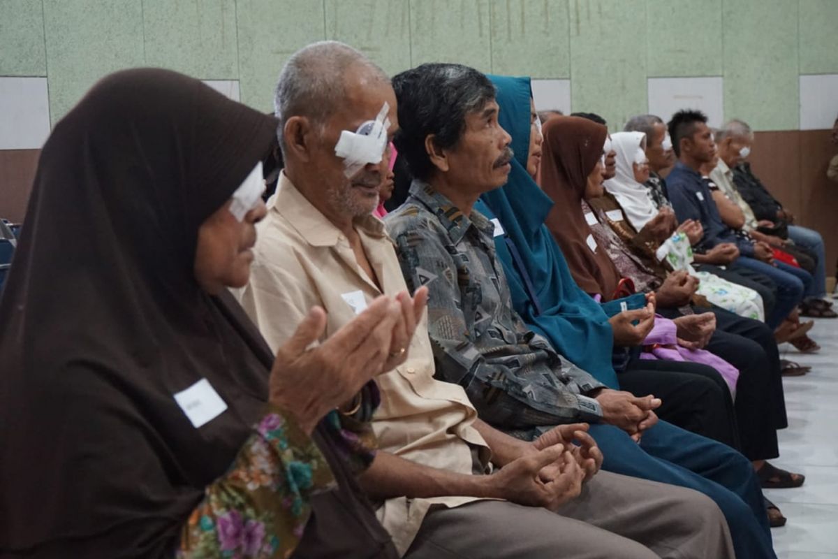 100 pasien yang berasal dari Provinsi Kalimantan Barat melakukan operasi katarak secara gratis di Rumah Sakit Universitas Tanjungpura, Pontianak, Kamis (15/11/2018).