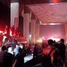 Evakuasi Pengunjung Trans Studio Makassar yang Terjebak Kebakaran, Petugas Pecahkan Kaca dan Gunakan Mobil Tangga