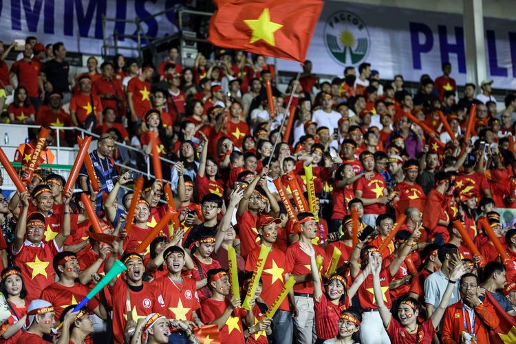 Pendukung Timnas U-23 Vietnam melakukan selebrasi dalam pertandingan Grup B SEA Games 2019 di Stadion Rizal Memorial, Manila, Filipina, Minggu (1/12/2019). Timnas Indonesia kalah 1-2 dari Vietnam.