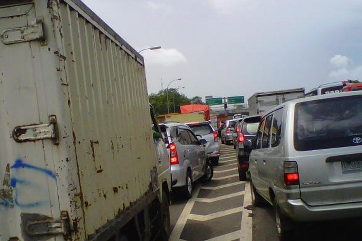 Antrean kendaraan di gerbang tol Balaraja Timur, tol Jakarta-Merak kilometer 36, Serang, Banten, Jumat (11/1/2013).

