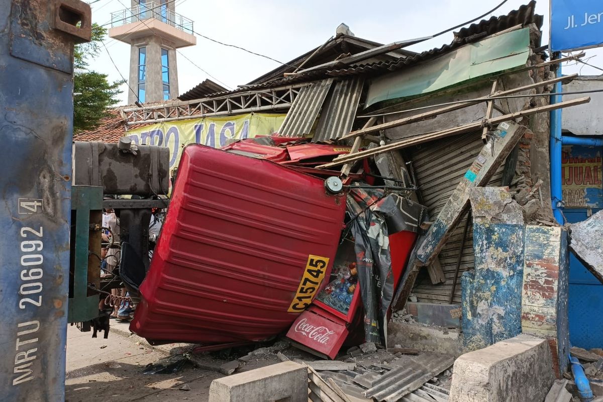 Kondisi truk kontainer yang menabrak sebuah warung di Jalan Jenderal Sudirman, Kranji, Bekasi Barat, Kota Bekasi, Senin (9/5/2022) siang sekitar pukul 13.30 WIB. Kejadian diduga berawal dari masalah pada rem kendaraan tersebut.