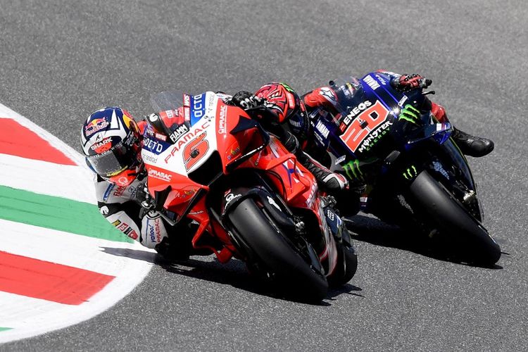 Johann Zarco (5) dan Fabio Quartararo (20) saat balapan pada MotoGP Italia 2021. (Photo by Tiziana FABI / AFP)