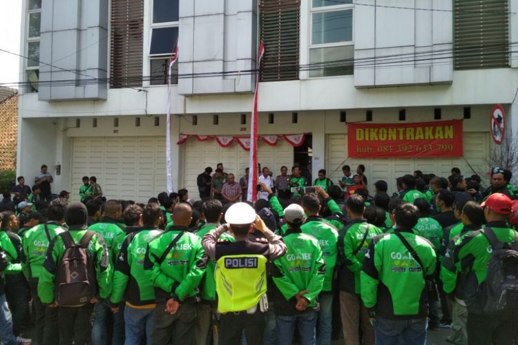 Ratusan pengemudi Go-Jek memadati kantor mereka di Jalan Kolonel Sugiono Kota Magelang saat Satpol PP menuturp kantor tersebut, Rabu (9/8/2017).
