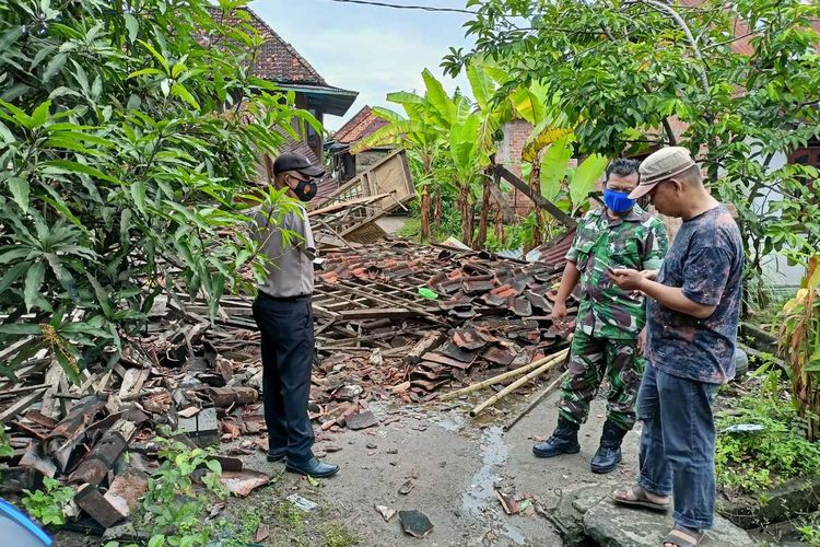 kondisi rumah di Desa Skonjing yang ambruk rata dengan tanah diperiksa polisi dari Polsek Tanjung Raja