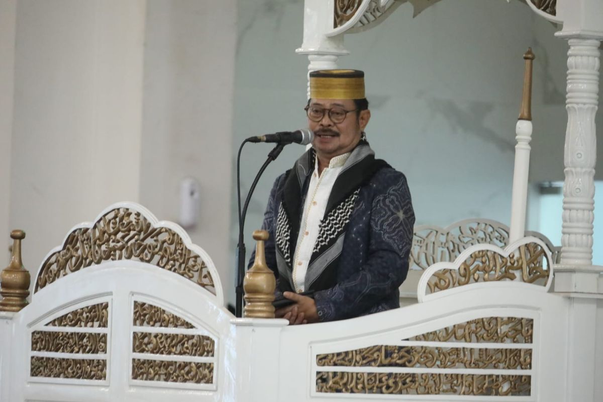 Menteri Pertanian Syahrul Yasin Limpo (Mentan SYL) menyampaikan pesan penting kepada masyarakat Sulsel untuk senantiasa menjaga tali persaudaraan saat salat Idul Fitri di Masjid Agung Syekh Yusuf Kabupaten Gowa, Jalan Masjid, Sungguminasa, Sumba Opu, Gowa, Sulawesi Selatan, Sabtu (22/4/2023). 