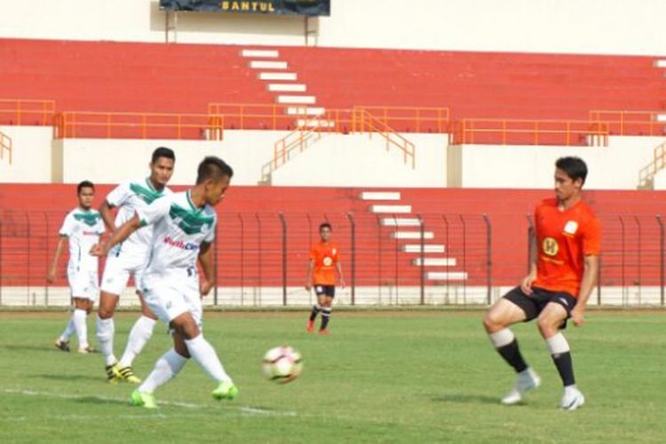 Pemain PSMS Medan saat menghalau bola. Laga ujicoba antara Barito Putra melawan PSMS Medan yang digelar di Stadion Sultan Agung, Bantul berakhir imbang 2-2, Jumat (2/3/2018).