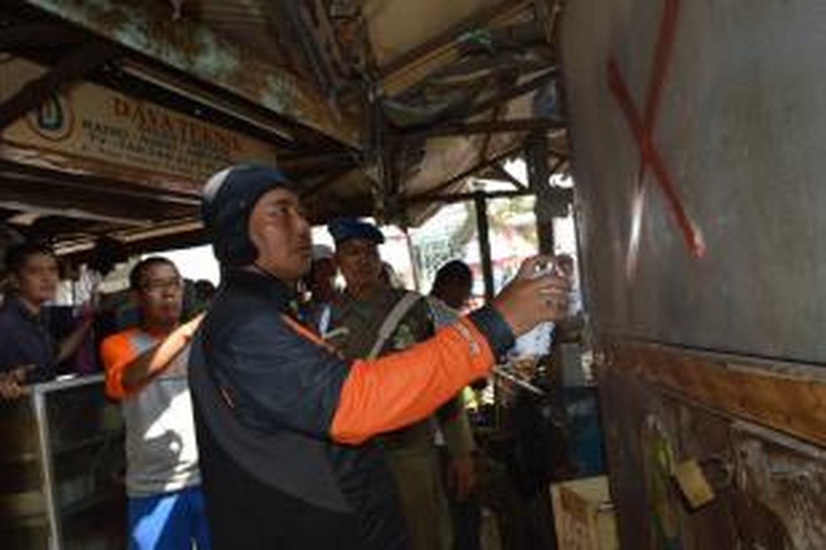 Wali Kota Bekasi Rahmat Effendi tanda bangunan liar di Kecamatan Pondok Gede, Sabtu (28/3/2015). 