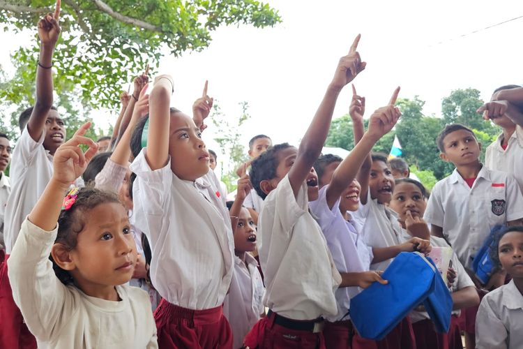 Kompas.com Salurkan 230 Paket Perlengkapan Sekolah untuk Siswa di Ngada
