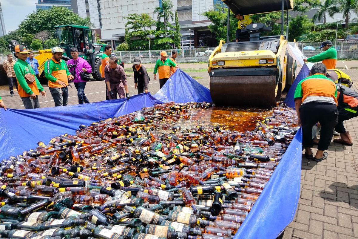 Kejaksaan Negeri Jakarta Pusat memusnahkan barang bukti minuman keras dengan cara dilindas dengan alat berat di Lapangan PPK Kemayoran, Jakarta Pusat, Kamis (7/3/2024)