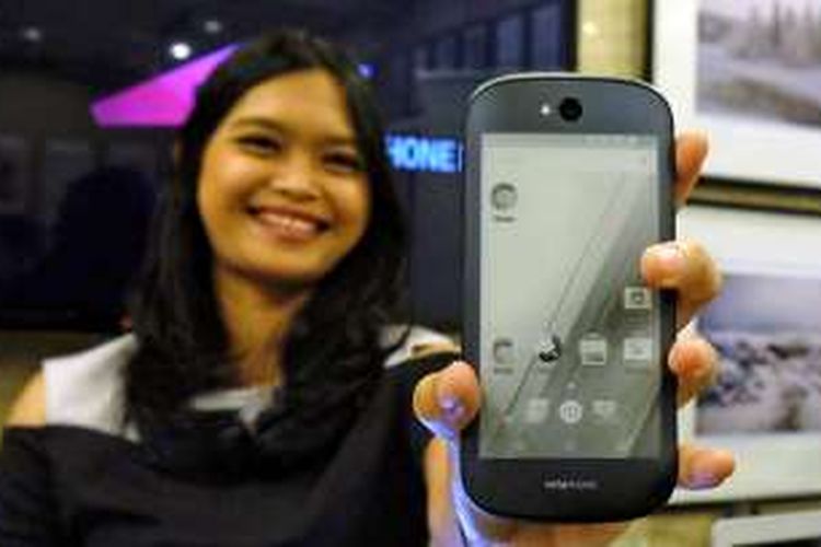 Model memamerkan YotaPhone 2 dalam acara peluncuran di Jakarta, Selasa (16/2/2016)