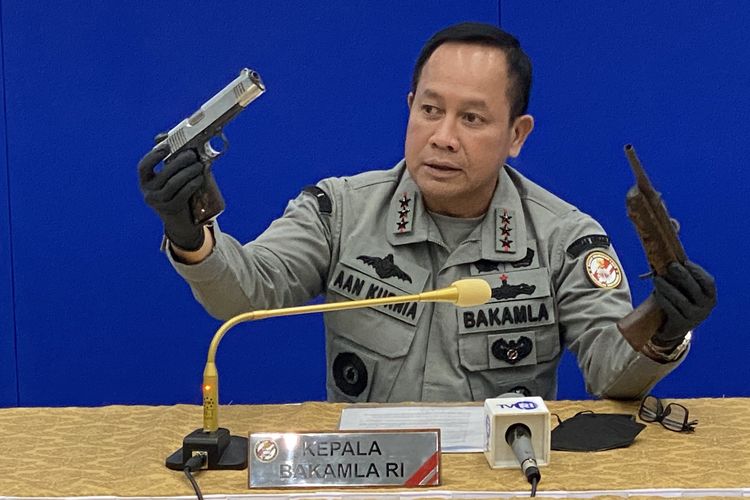 Kepala Bakamla Laksamana Madya Aan Kurnia memarkan barang bukti senjata api dari temuan di dua lokasi berbeda, Jumat (1/4/2022).