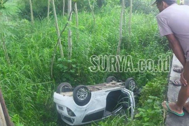 Mobil masuk jurang bawah Jembatan Kali Pancing Desa Condro, Kecamatan Pasirian, Kabupaten Lumajang, Senin (22/3/2021). 