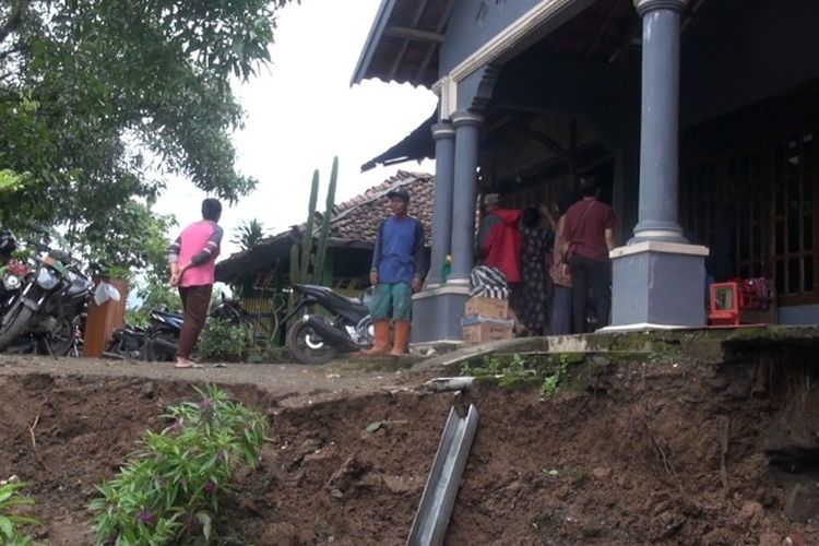 Salah satu rumah warga rusak akibat bencana tanah bergerak di Desa Dermasuci, Kecamatan Kabupaten Tegal, Jawa Tengah, Senin (14/2/2022).