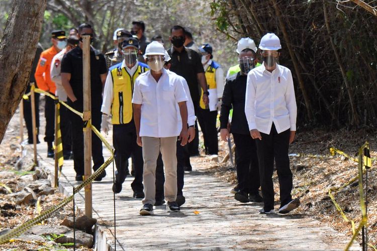 Presiden Joko Widodo (Jokowi) meninjau penataan kawasan Labuan Bajo bersama  Dirjen Bina Marga Kementerian PUPR Hedy Rahadian, Dirjen Cipta Karya Kementerian PUPR Danis Sumadilaga, Direktur Utama PT Brantas Abipraya Bambang Esthi Marsono, Arsitek Yori Antar, Kepala Balai Pelaksana Jalan Nasional (BPJN) NTT Muktar Napitupulu, Kepala BPPW NTT Herman Tobo, dan Kepala Biro Komunikasi Publik Endra S. Atmawidjaja.