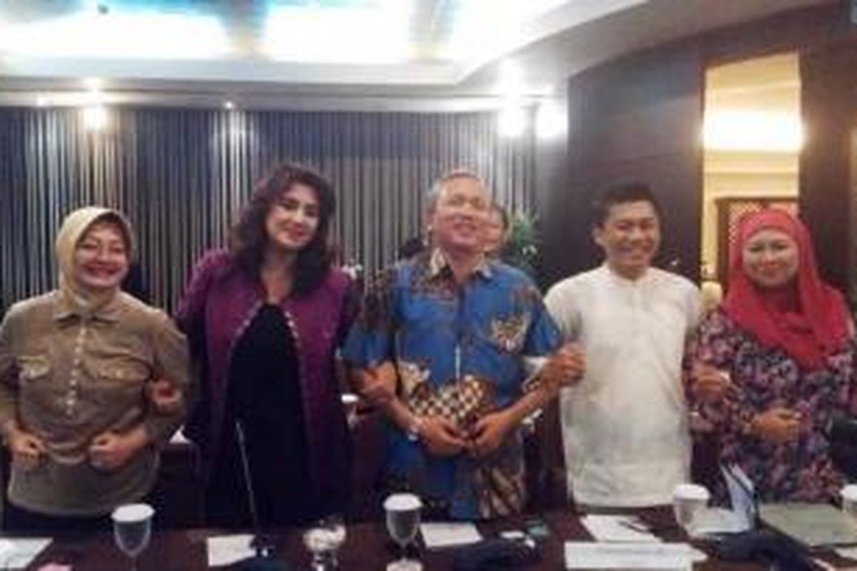 Ketua kelompok DPD di MPR RI Bambang Sadono (tengah) bersama Sekretaris Kelompok DPD Asri Anas (samping kiri kemeja putih) seusai melakukan konferensi pers menanggapi agenda pemilihan pimpinan ketua MPR RI, di Hotel Crown Plaza, di Jakarta, Minggu (5/10/2014).