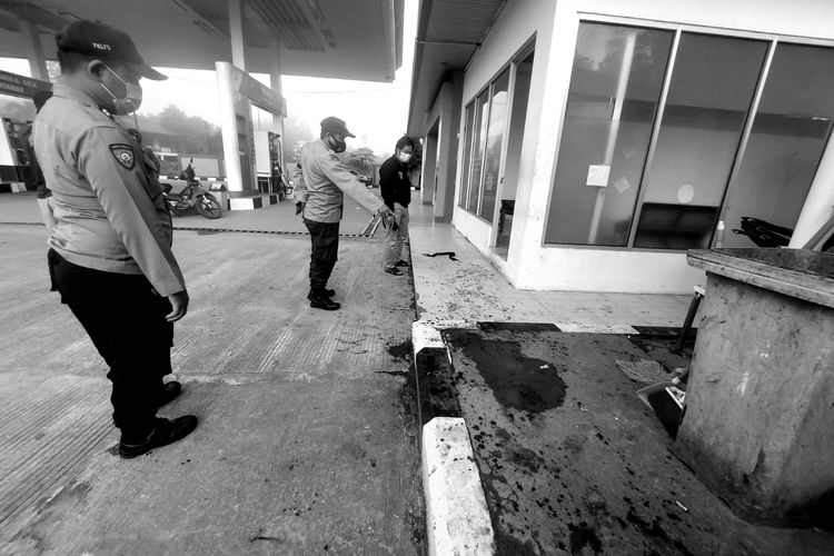 Stasiun Pengisian Bahan Bakar Umum (SPBU) di Kecamatan Tayan Hulu, Kabupaten Sanggau, Kalimantan Barat (Kalbar) dirampok. Kapolres Sanggau AKBP Ade Kuncoro Ridwan mengatakan, dalam kejadian tersebut, satu orang petugas jaga, Fransiskus Misi, menjadi korban luka bacok, serta uang Rp 5,9 juta milik SPBU dilarikan. 