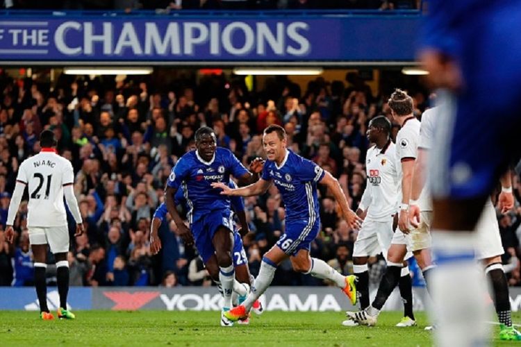 John Terry merayakan gol pertama Chelsea ke gawang Watford pada pertandingan Premier League di Stamford Bridge, Senin (15/5/2017). 