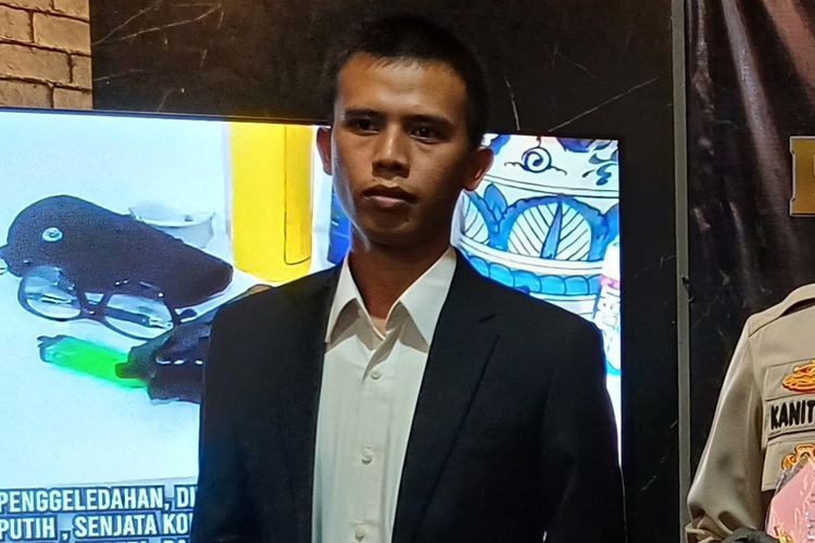 Jese Prima (26), korban penodongan pria berinisial HRR (33) di Jalan Mampang Prapatan Raya, Jakarta Selatan, saat ditemui wartawan di Mapolsek Mampang, Senin (25/3/2024).