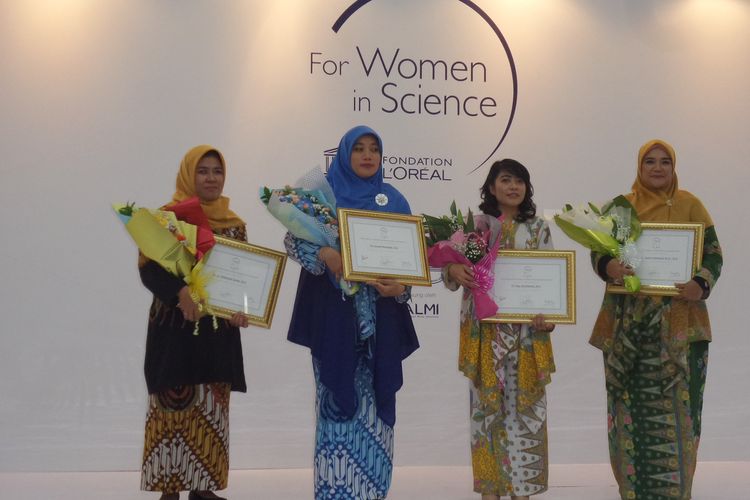 Empat ilmuwan perempuan meraih penghargaan LOreal-Unesco for Women in Science (FWIS) 2019 di Jakarta, Selasa (26/11/2019).