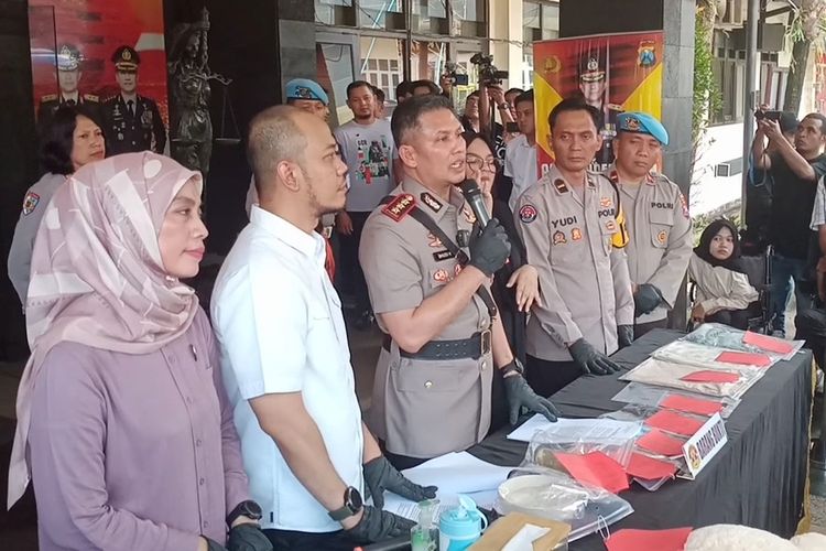 Polisi dari Polresta Malang Kota, pada Sabtu, (30/3/2024), mengungkap kasus penganiayaan anak dari selebgram asal Malang, Emy Aghnia yang dilakukan pengasuhnya.