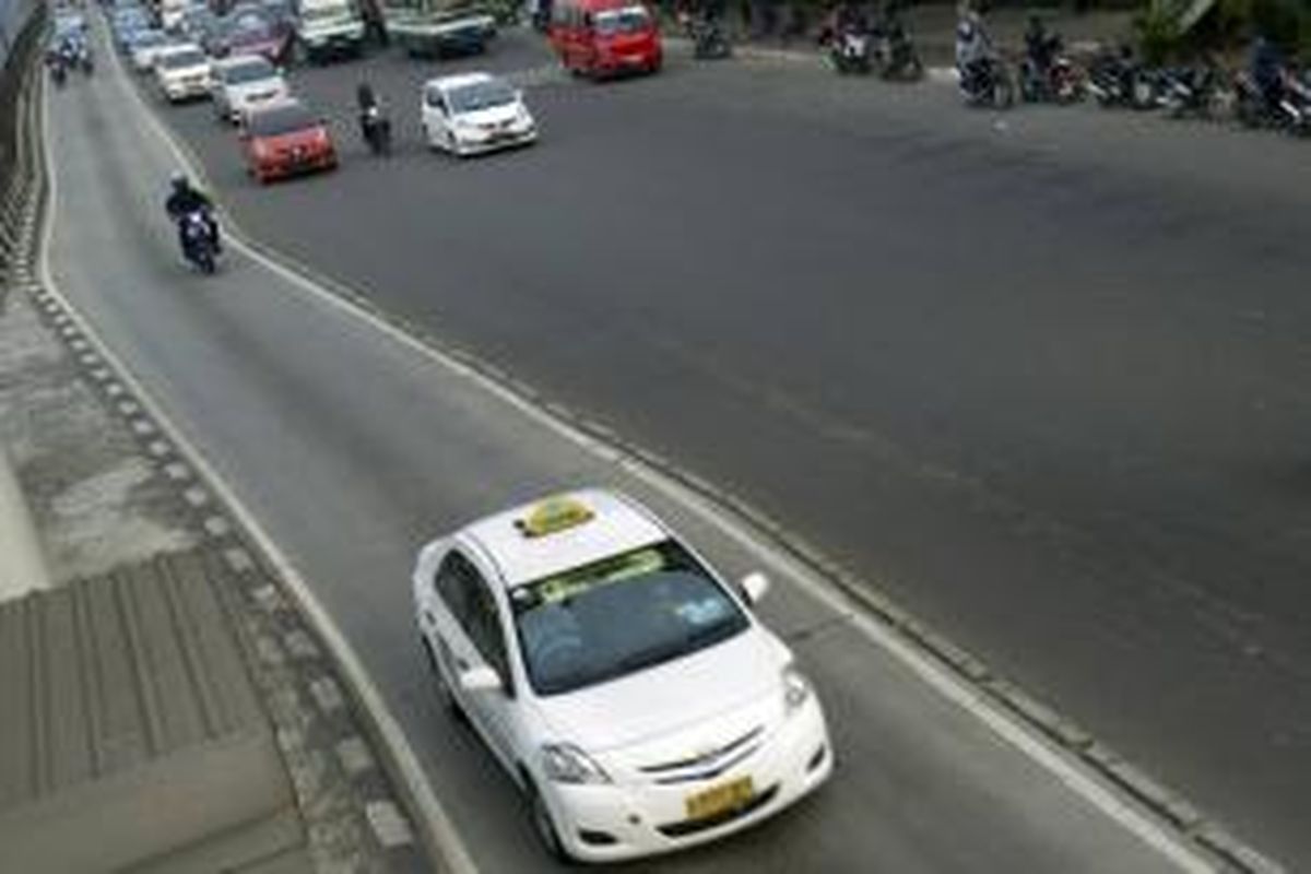 Kendaraan menerobos jalur Transjakarta di kawasan S Parman, Jakarta Barat, Senin (5/8/2013). Tidak sterilnya jalur Transjakarta menyebabkan jarak kedatangan antarbus di halte menjadi lama karena terhambat.