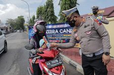 Polisi di Kebumen Beri Pengendara Taat Berlalu Lintas Jamu hingga Jajanan