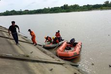 Warga Bantu Pencarian Korban Perahu Terbalik di Tuban, Satu Motor Milik Penumpang Ditemukan