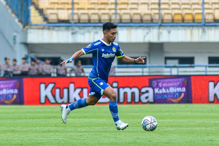 Era baru Persib Bandung di tangan Luis Milla, Daisuke Sato ditempatkan sebagai center back dalam formasi 3-4-3 yang diterapkan saat pertandingan Persib vs RANS Nusantara FC, dalam pekan kedelapan Liga 1 2022-2023, Minggu (4/9/2022) di Stadion Gelora Bandung Lautan Api (GBLA).