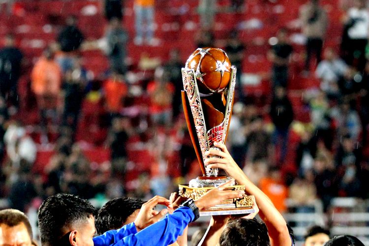Piala Presiden 2022 yang diterima Arema FC setelah menahan imbang Borneo FC 0-0 pada final leg kedua di Stadion Segiri Samarinda, Minggu (17/7/2022) malam.