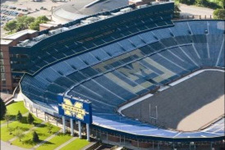Stadion Michigan di Michigan, Amerika Serikat ini nomor tiga terbesar di dunia. Daya tampung 109.901 kursi.