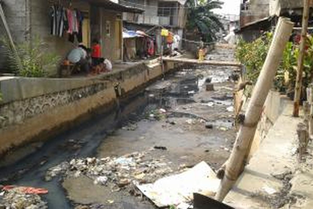 Aliran Kali Angke yang melewati pemukiman warga di Kampung Baru, Kembangan, Jakarta Barat, Kamis (10/7/2014).