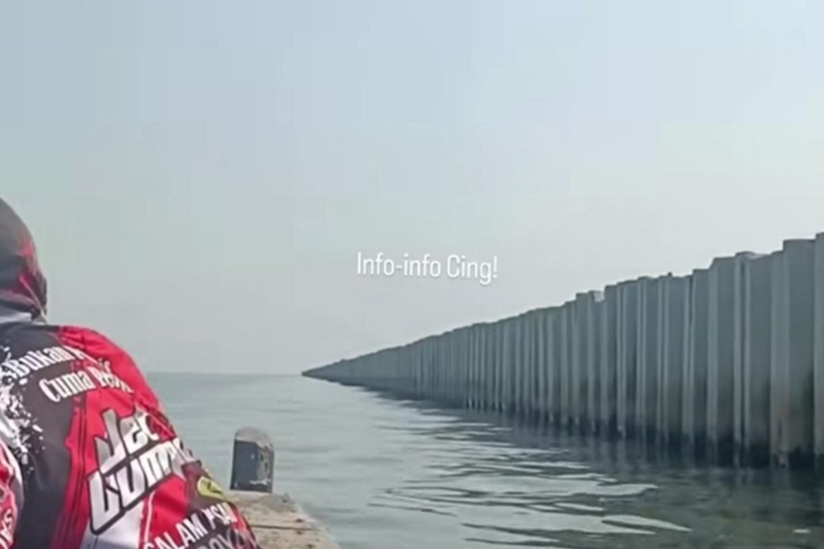 Nelayan menunjukkan tanggul beton di perairan kawasan Cilincing, Jakarta Utara. 