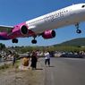 Viral, Video Pesawat Wizz Air Terbang Sangat Rendah Beberapa Meter di Atas Kepala Turis