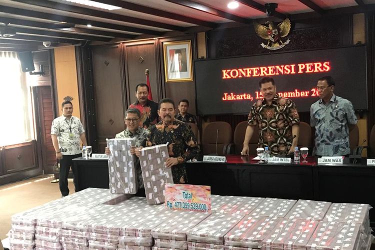 Kepala Kejaksaan Tinggi DKI Jakarta Warih Sadono (kiri) dan Jaksa Agung Sanitiar (ST) Burhanuddin saat konferensi pers di Kompleks Kejaksaan Agung, Jakarta Selatan, Jumat (15/11/2019).