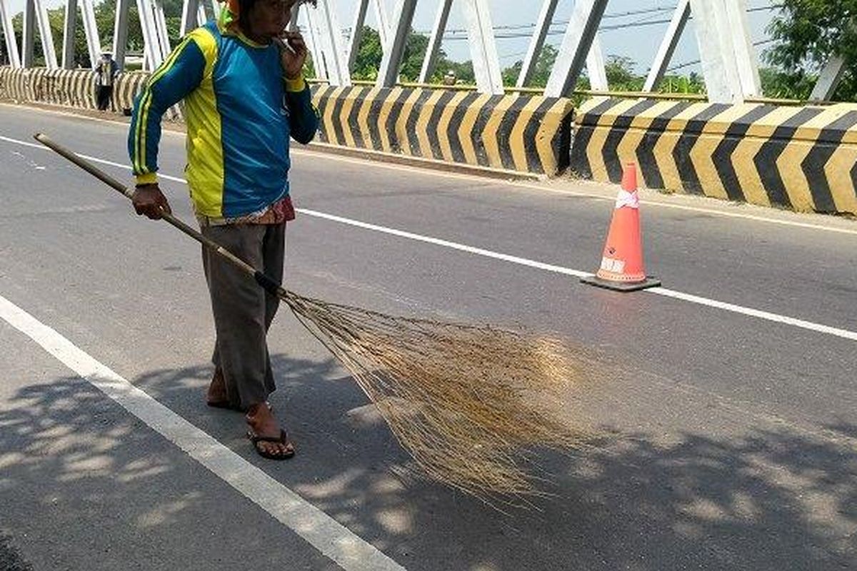 Ilustrasi penyapu uang receh di Jembatan Sewo, Indramayu, Jawa Barat