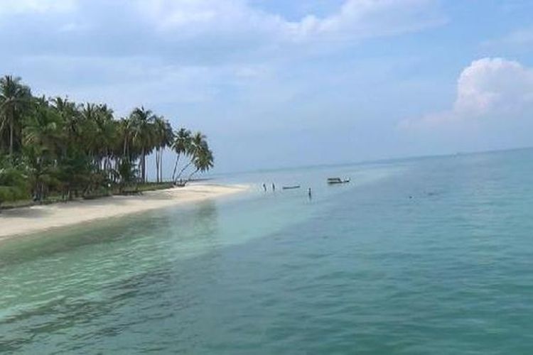 Suasana pantai di Pulau Ketawai, Kabupaten Bangka Tengah, Bangka Belitung.