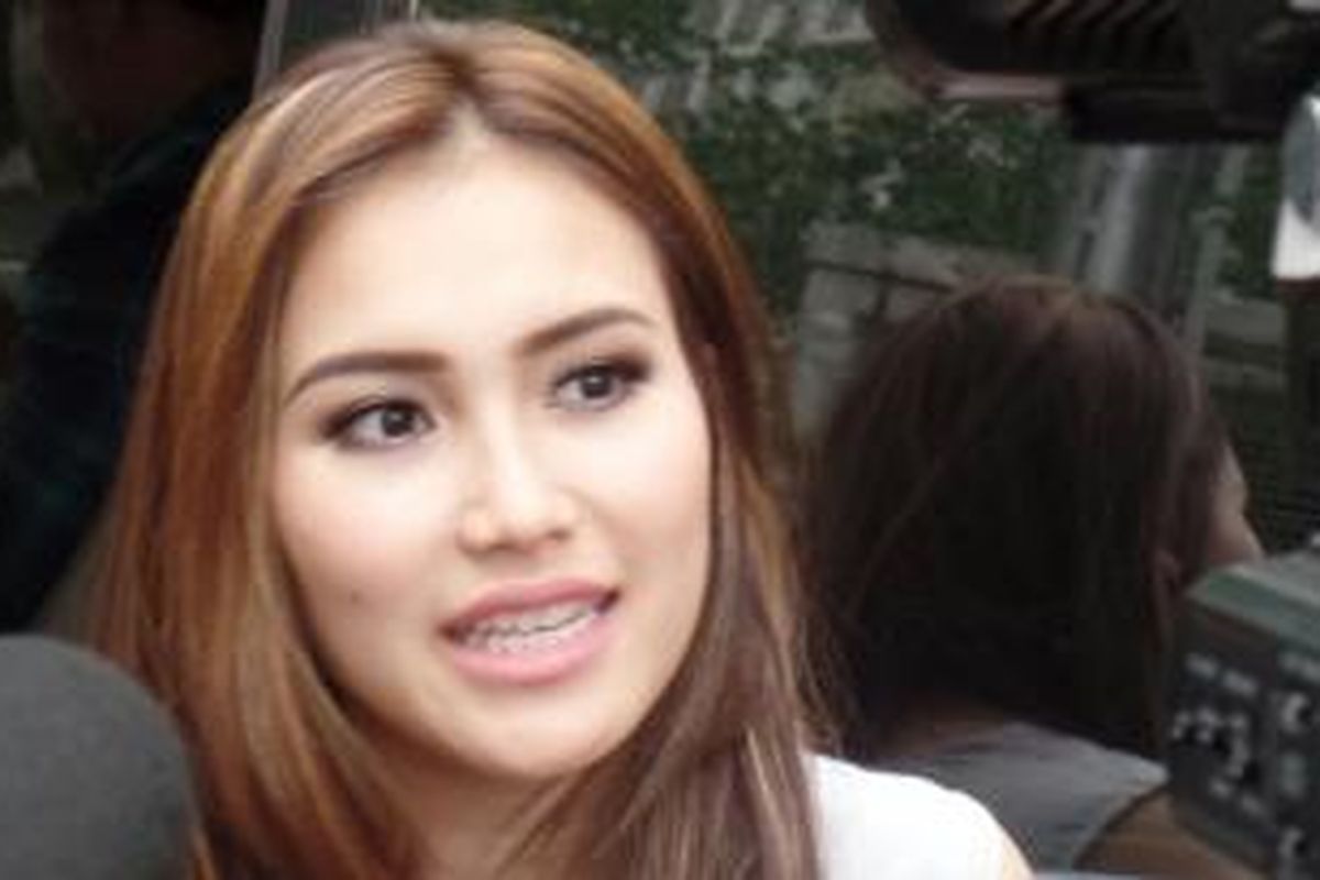 Ayu Ting Ting diabadikan sesudah menghadiri acara di Studio ANTV, kawasan Epicentrum, Jakarta Selatan, Senin (4/1/2015) sore.