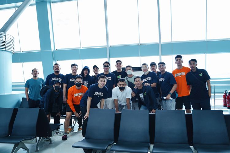 Skuad Bumi Borneo Basketball di Soekarno-Hatta International Airport saat menunggu penerbangan ke Kuala Lumpur, Sabtu (22/10/2022), untuk mengikuti Filbasket International Championship 2022.           