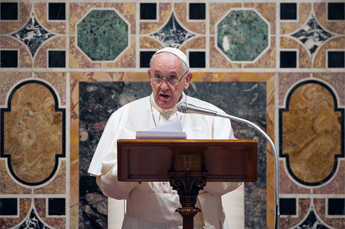 Paus Fransiskus Berdoa untuk Ukraina di Kuil Portugal, Sempat Lewatkan Teks Sambutan