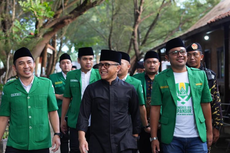 Ketua Umum GP Ansor meluncurkan Ansor Go Green di Pantai Bangsring, Kabupaten Banyuwangi, Jawa Timur, Sabtu (4/5/2024).