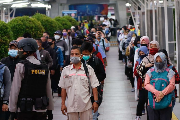 Calon penumpang Kereta Rel Listrik (KRL) Commuter Line antre di Stasiun Kota Bogor, Selasa (9/6/2020). Pihak stasiun menerapkan protokol kesehatan kepada para penumpang antara lain penerapan pembatasan jumlah kapasitas penumpang di dalam gerbong KRL.