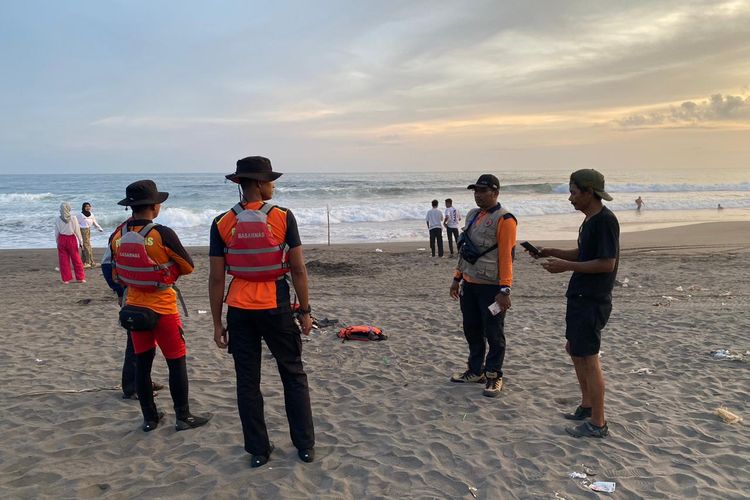 Tim SAR gabungan melakukan pencarian korban yang hilang setelah terseret ombak di Pantai Setrojenar, Kabupaten Kebumen, Jawa Tengah, Minggu (26/11/2023).