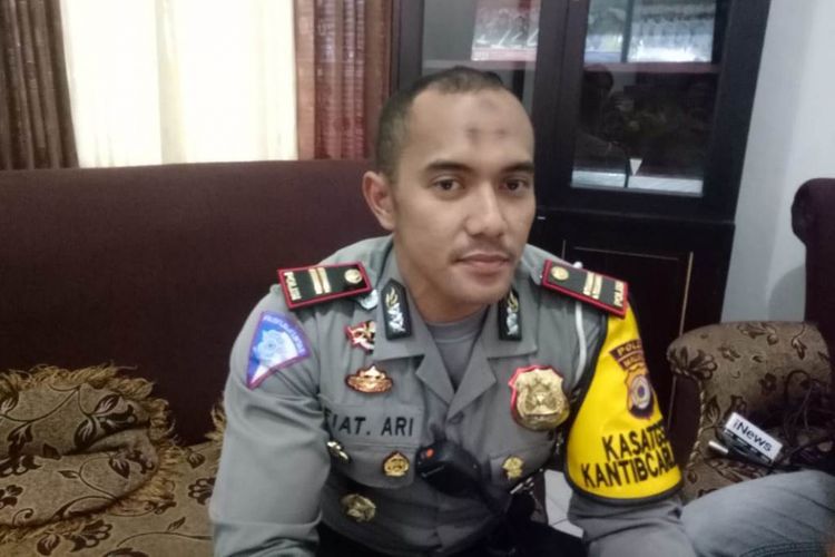 Kasat Lantas Polres Pulau Ambon, Iptu Fiat Ari Suhada saat memberikan keterangan kepada wartawan di ruang kerjanya, Selasa (5/3/2019)