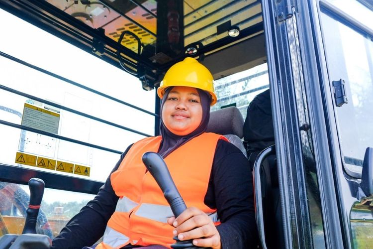 Jejak Karier Wahidah di Balik Kendali Ekskavator Perkebunan Solok Selatan