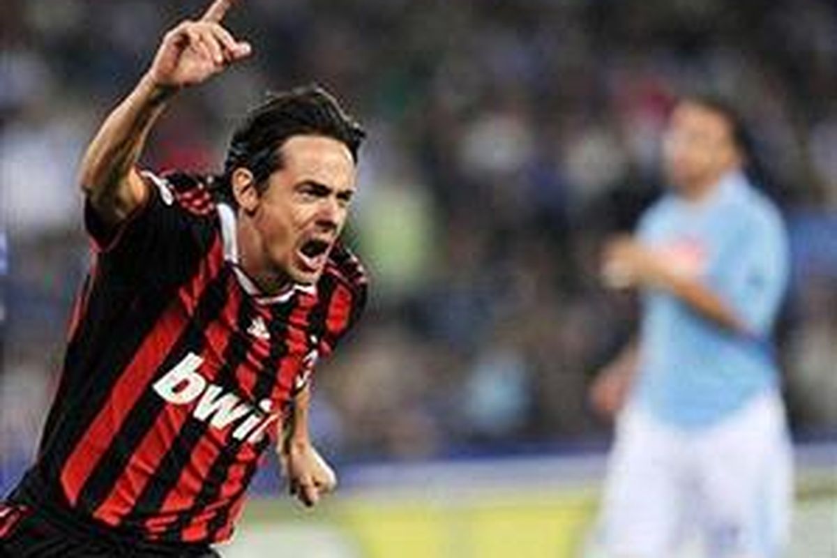 Filippo Inzaghi mencetak gol pertama AC Milan saat lawan Napoli. Milan sempat unggul 2-0, tappi akhirnya ditahan 2-2.