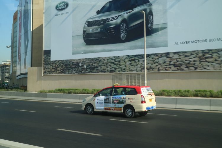 Penampakan Toyota Kijang Innova digunakan sebagai taksi di Dubai. 