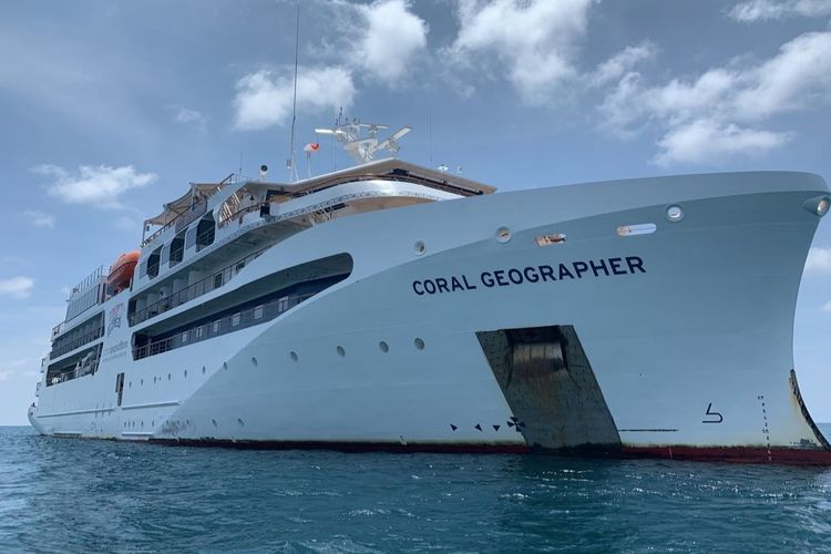 Kapal Pesiar MV. Coral Geographer dengan penumpang sebanyak 119 orang dari berbagai macam negara bersandar di Pulau Karamian, Kecamatan Masalembu, Kabupaten Sumenep, Rabu (21/12/2022).