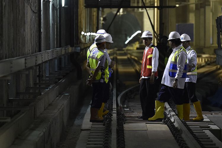 Presiden Joko Widodo (tengah) didampingi Menteri Perhubungan Budi Karya Sumadi (kanan), Gubernur DKI Jakarta Anies Baswedan (kedua kiri) dan Ketua Umum Partai Nasdem Surya Paloh (kedua kanan) meninjau proyek MRT di Stasiun Bundaran Hotel Indonesia, Jakarta, Rabu (7/3/2018). Presiden menyatakan pembangunan sarana angkutan cepat tersebut dalam difungsikan secara komersial pada Maret 2019.