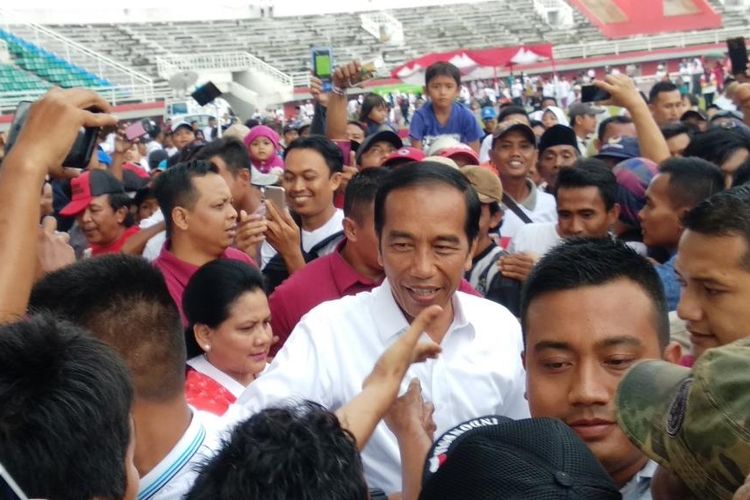 Calon presiden nomor urut 01 Joko Widodo (Jokowi) disambut pendukungnya saat tiba di Stadion Jember Sport Garden (JSG) di Desa Ajung, Kecamatan Ajung, Kabupaten Jember, Jawa Timur, Senin (25/3/2019).